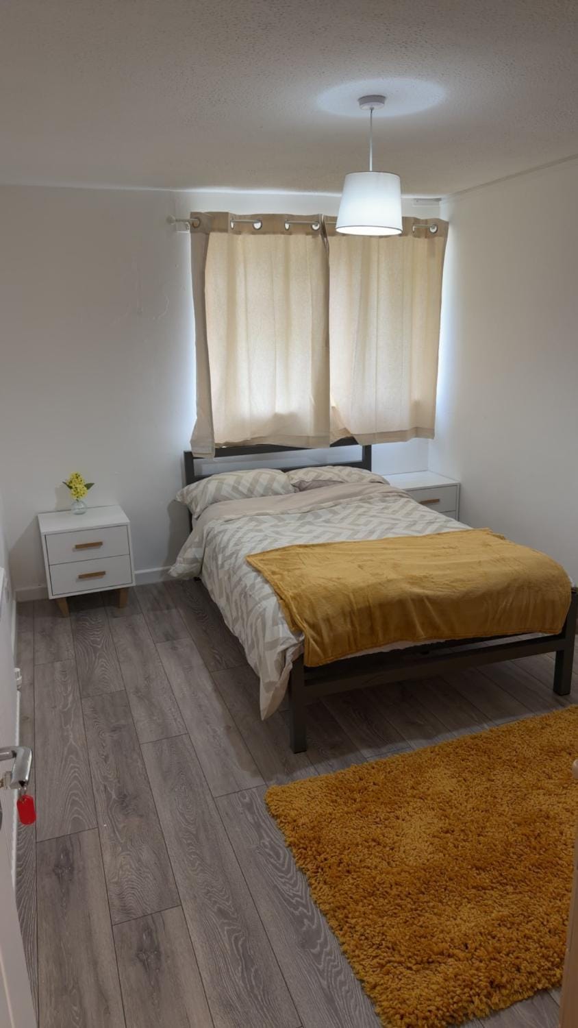 Two-bedroom house with a workspace in Basildon House in Basildon