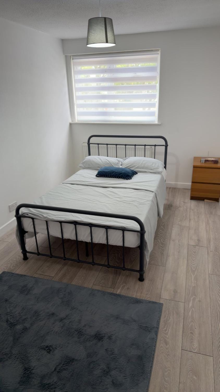 Two-bedroom house with a workspace in Basildon House in Basildon
