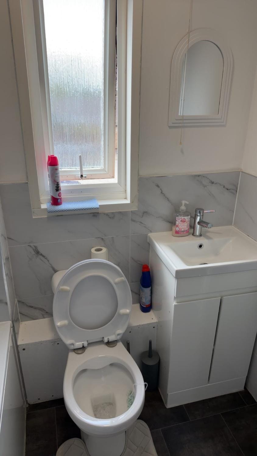Two-bedroom house with a workspace in Basildon House in Basildon