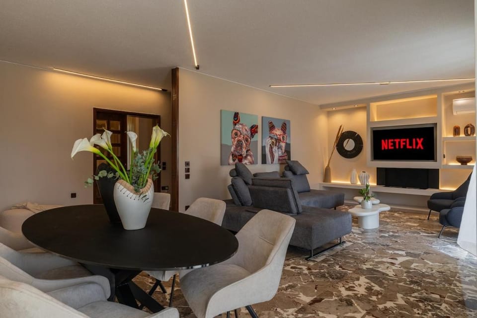 Elegant Suite a Stylish 3BR in Glyfada Center Apartment in South Athens
