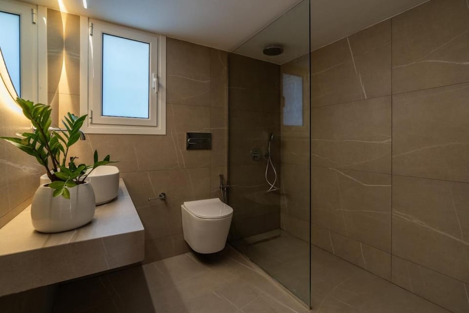 Elegant Suite a Stylish 3BR in Glyfada Center Apartment in South Athens