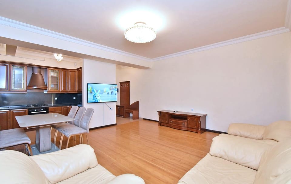 Communal lounge/ TV room, TV and multimedia, Kitchen or kitchenette, Living room, Seating area, Dining area, Evening entertainment