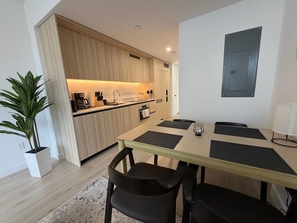 Kitchen or kitchenette, Dining area