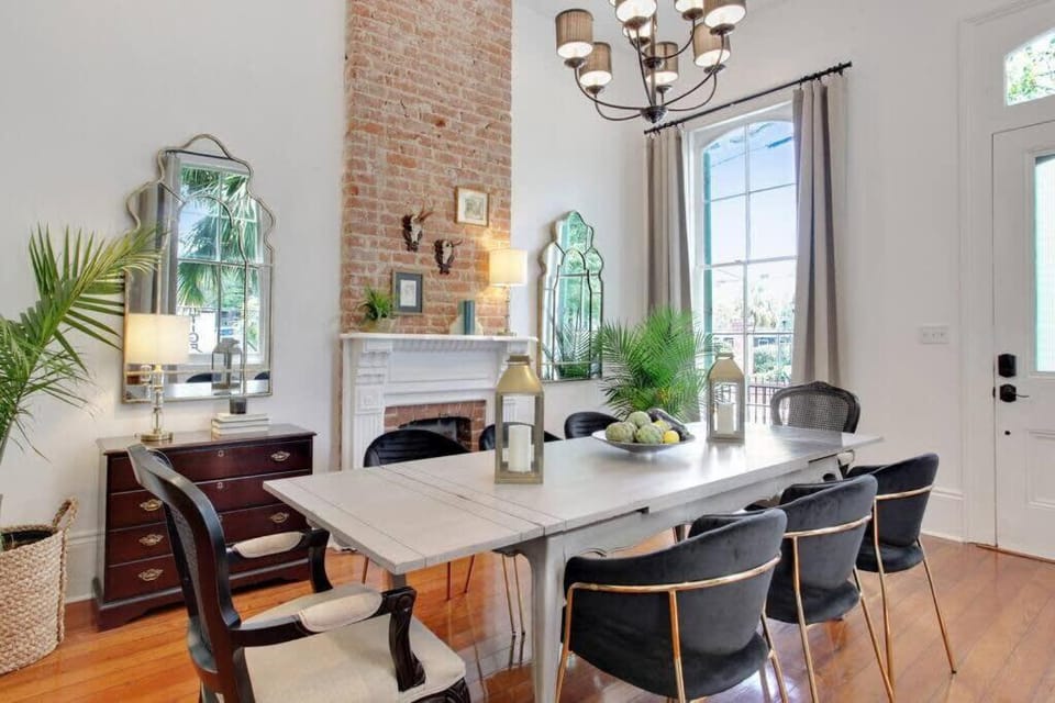 Historic Luxury Retreat House in Warehouse District