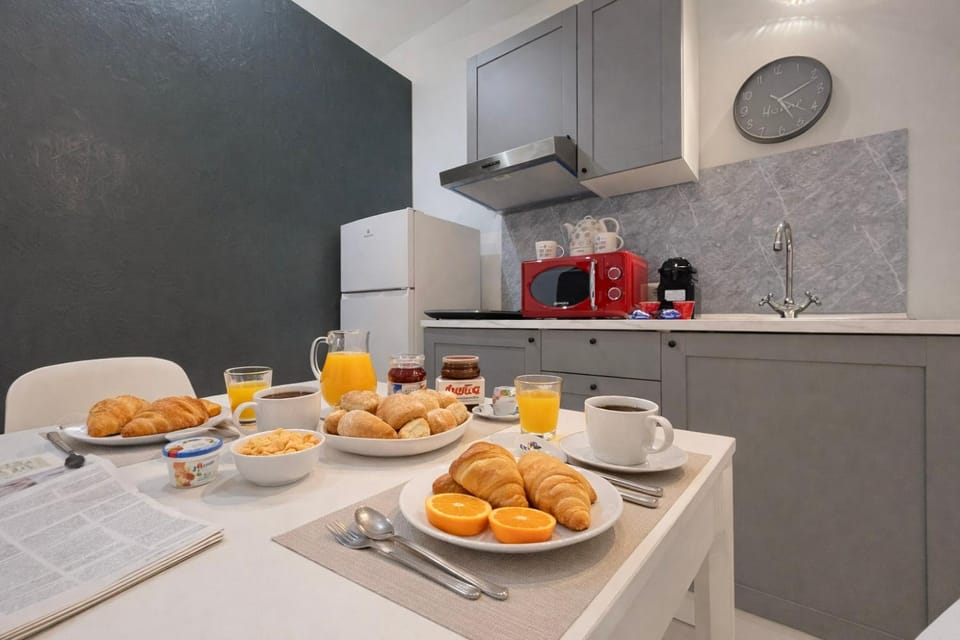 Coffee/tea facilities, Kitchen or kitchenette, Food and drinks, Dining area, Food, Breakfast