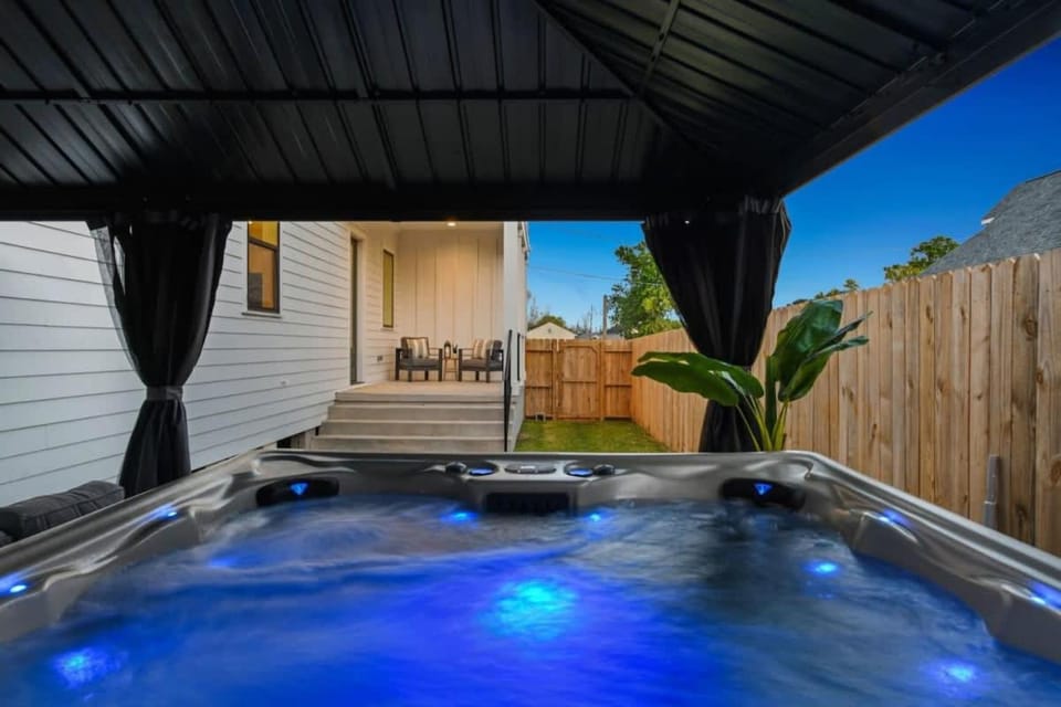Elegant Stylish Home with Hot Tub & Pergola House in Ninth Ward