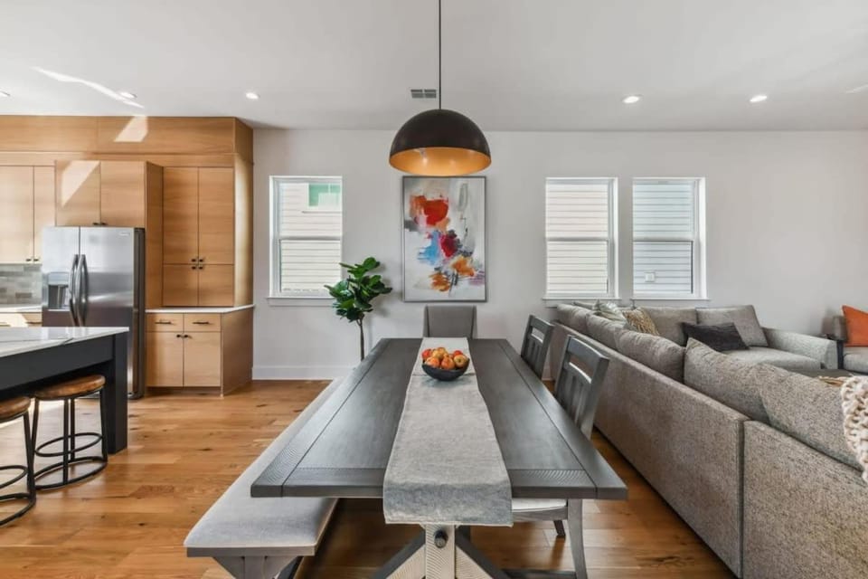 Elegant Stylish Home with Hot Tub & Pergola House in Ninth Ward