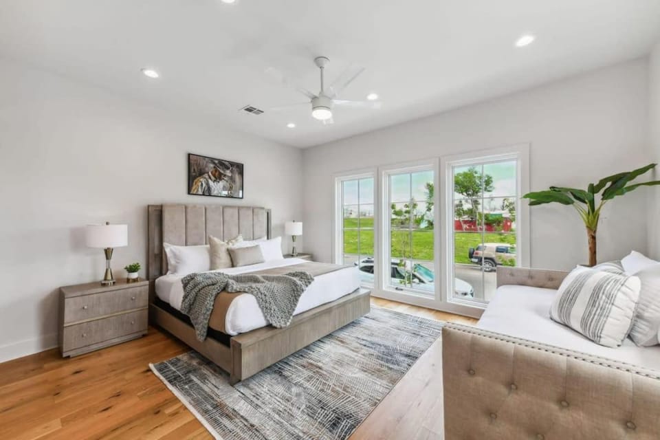 Elegant Stylish Home with Hot Tub & Pergola House in Ninth Ward