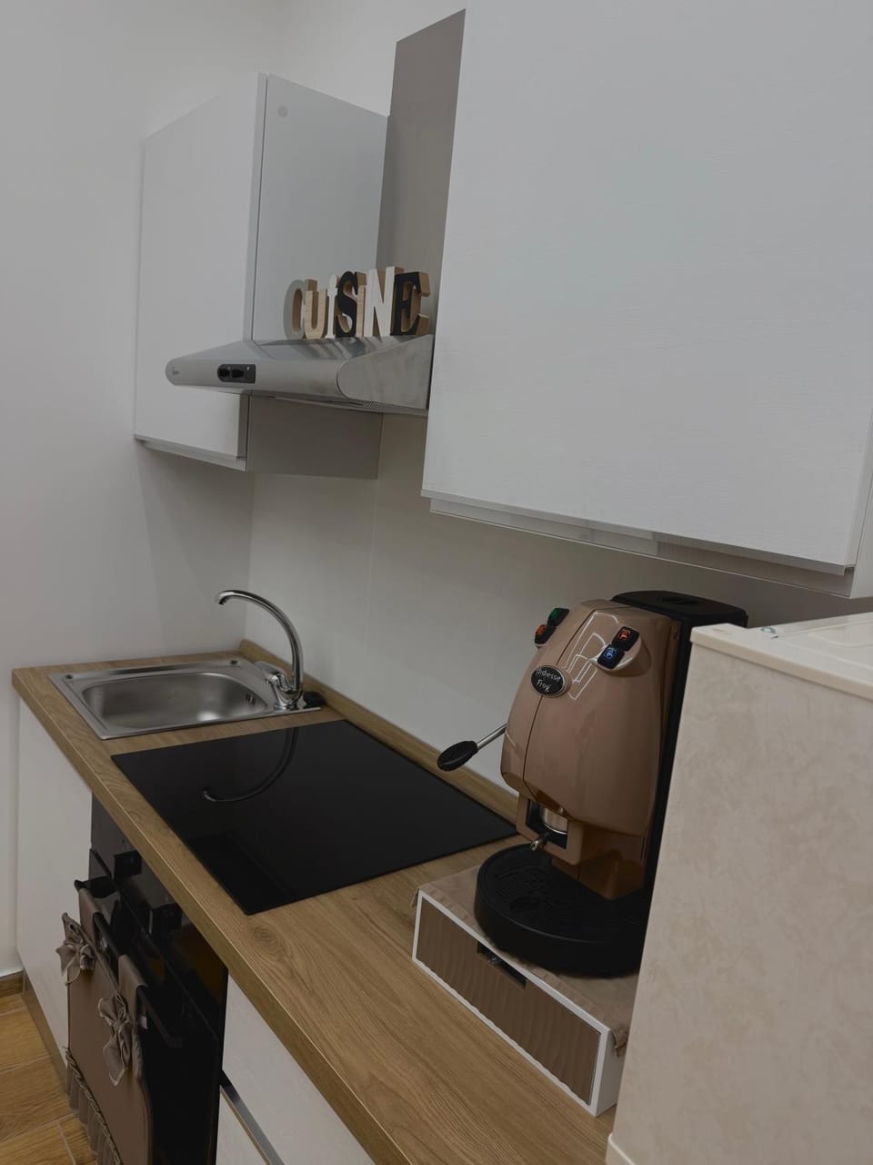Kitchen or kitchenette, minibar, stove