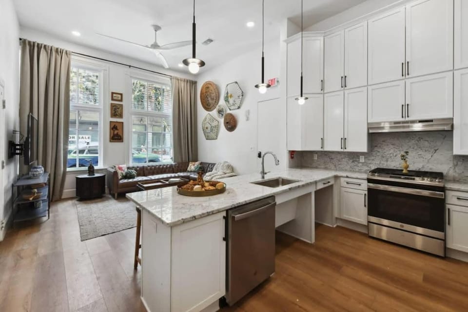 Upscale CBD Hotel Suite Near French Quarter House in French Quarter