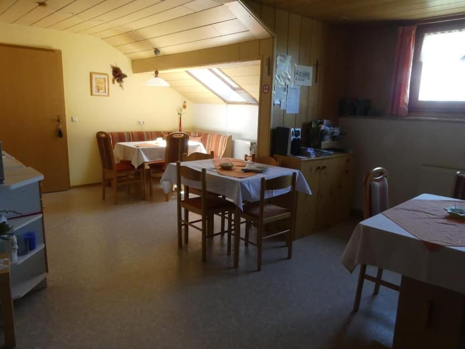 Coffee/tea facilities, Kitchen or kitchenette, Living room, Seating area, Dining area