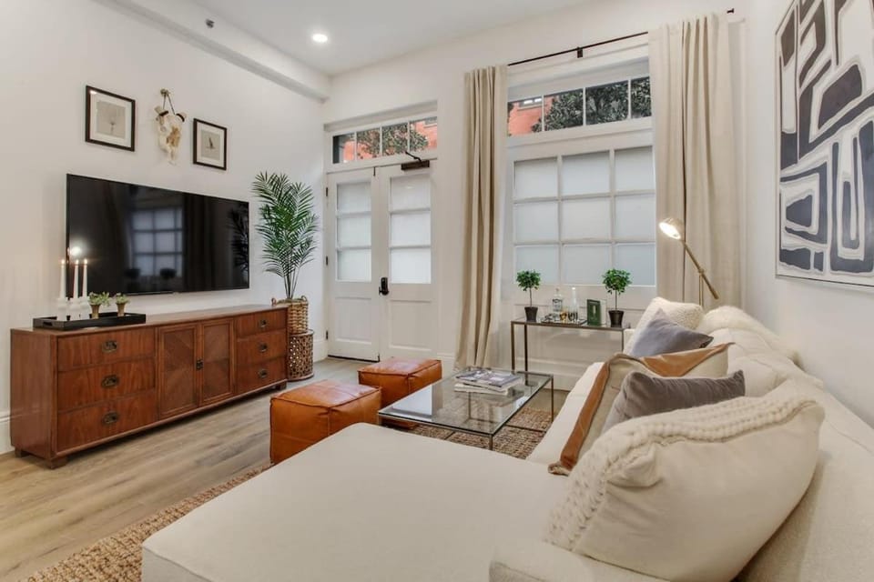 Stylish CBD Hotel Suite Near French Quarter House in French Quarter