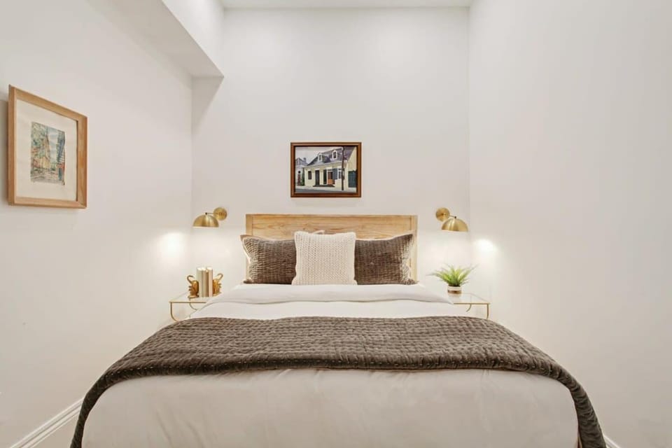 Sleek Historic Southern Hotel Suite 5 min to FQ Hotel in French Quarter
