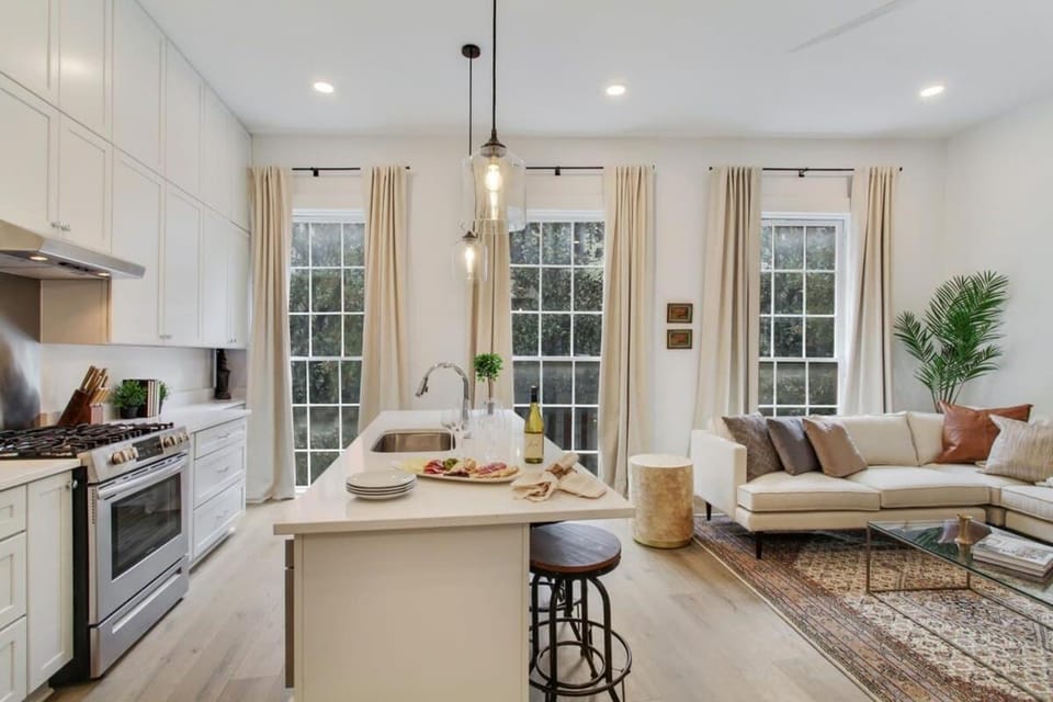 Sleek Historic Southern Hotel Suite 5 min to FQ House in French Quarter
