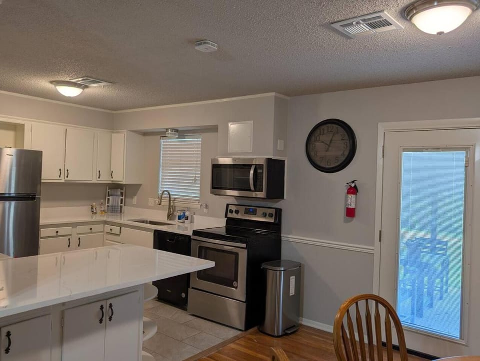 Convenient home 4beds 2 baths near A&M campus & Kyle Field House in College Station