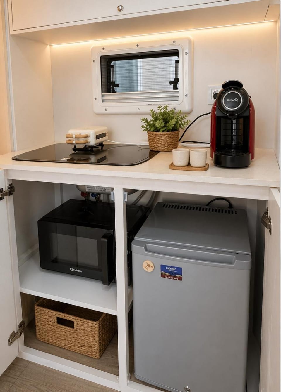 Coffee/tea facilities, Kitchen or kitchenette, microwave, minibar, toaster