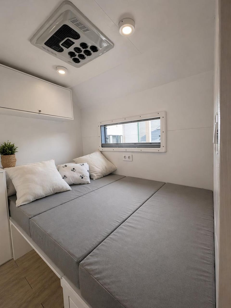 Bed, Living room, Bedroom, air conditioner