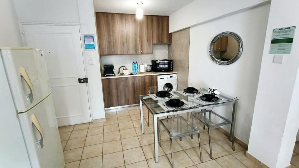 Coffee/tea facilities, Kitchen or kitchenette, Dining area, oven, stove, washing machine