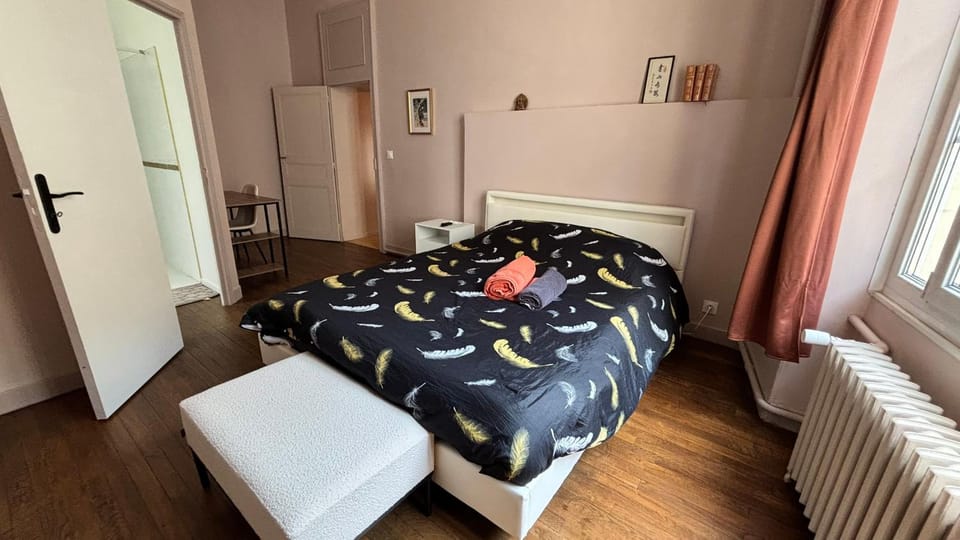 Bed, Seating area, Bedroom, wardrobe