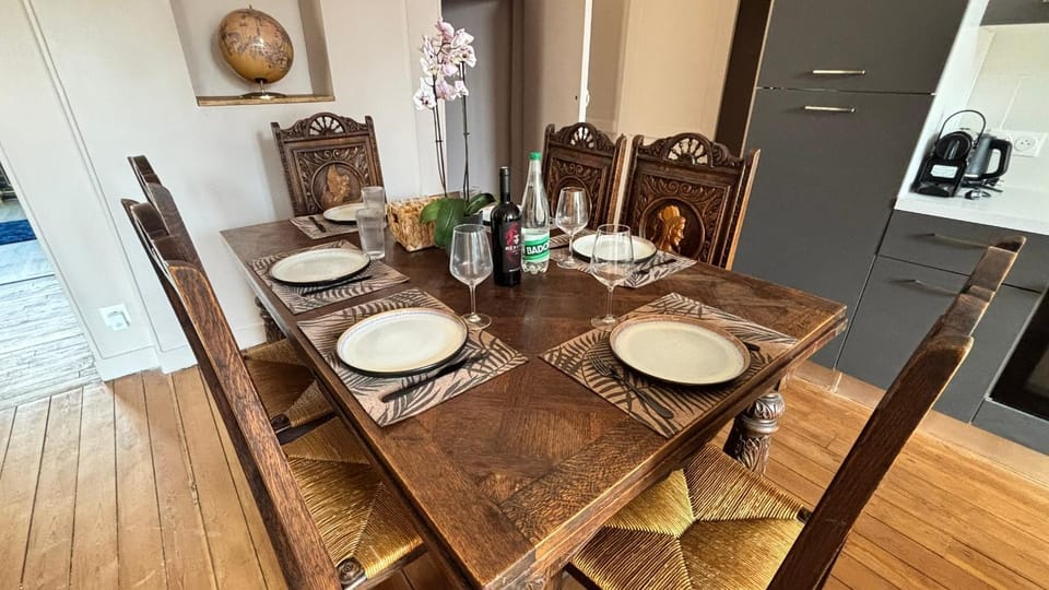 Coffee/tea facilities, Dining area, oven, stove, kitchen