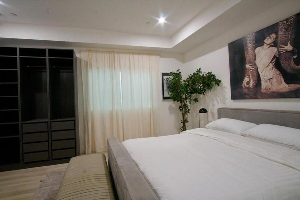 NoHo Urban Retreat Centrally Located Apartment in North Hollywood