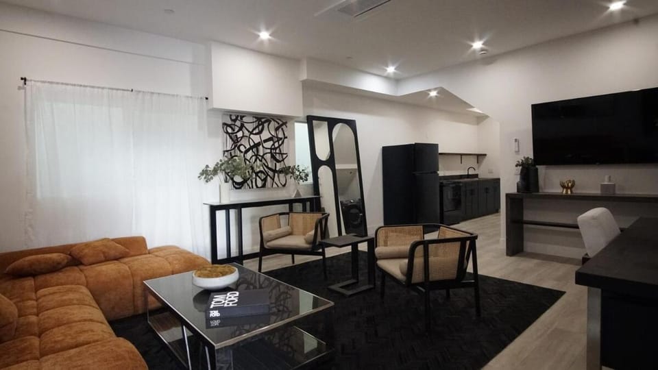 NoHo Urban Retreat Centrally Located Apartment in North Hollywood