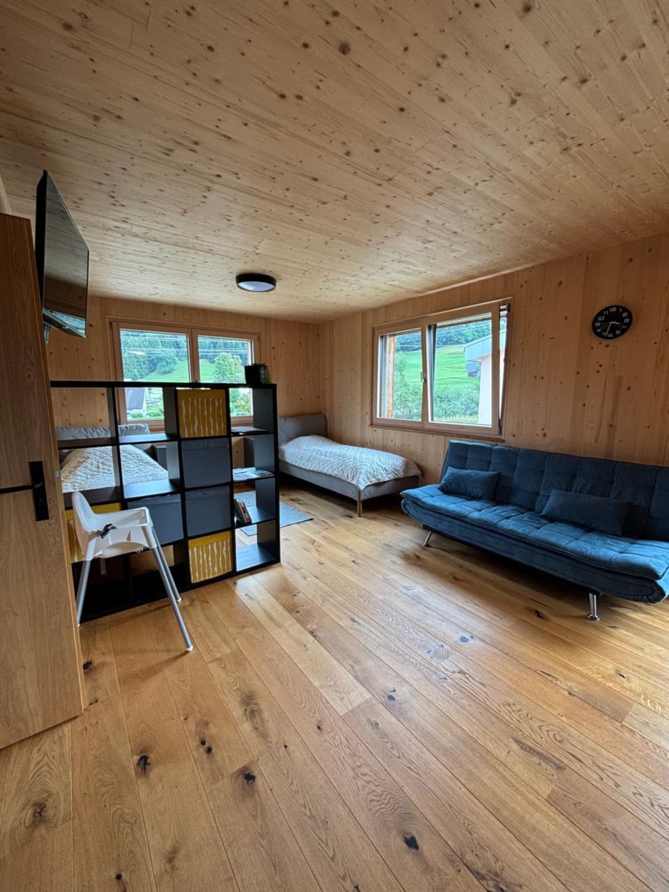 Bed, TV and multimedia, Living room, Seating area, Dining area, Bedroom