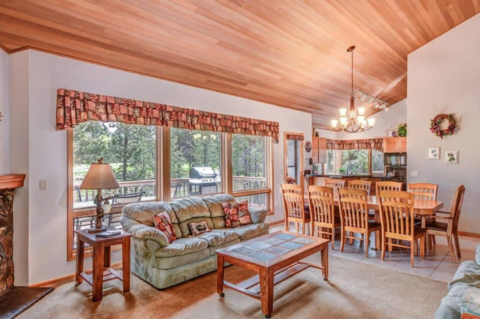 18 Tokatee Lane House in Sunriver
