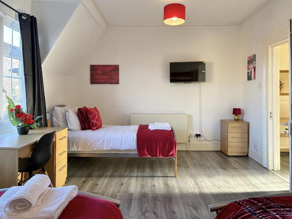 London Road House Spacious 3 Bed near Heathrow and Central London Apartment in Isleworth