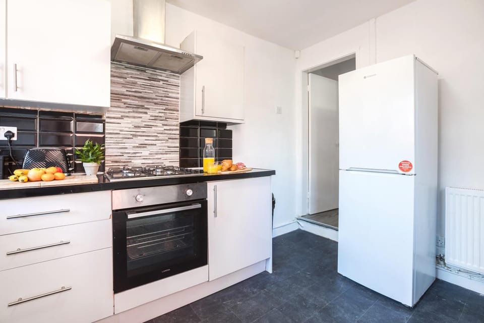Long Term listing Large Contractors House 4 Bedrooms, 8 guests House in Liverpool