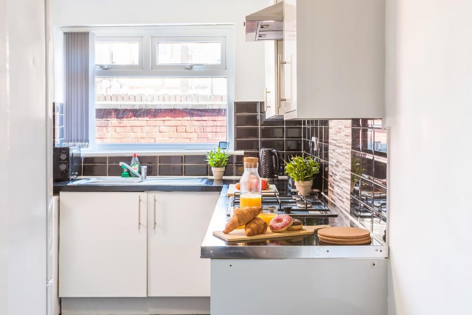 Long Term listing Large Contractors House 4 Bedrooms, 8 guests House in Liverpool