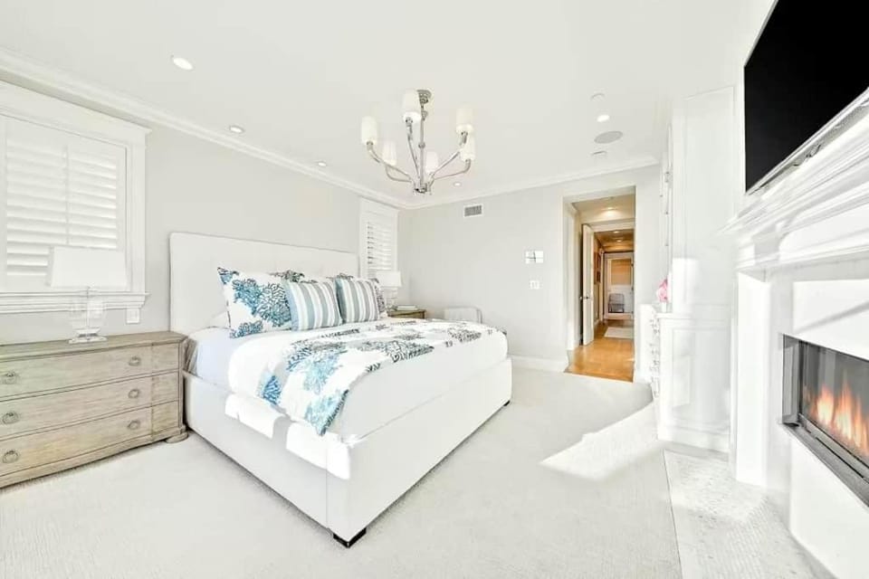 Luxury Beach Front Escape House in Newport Beach