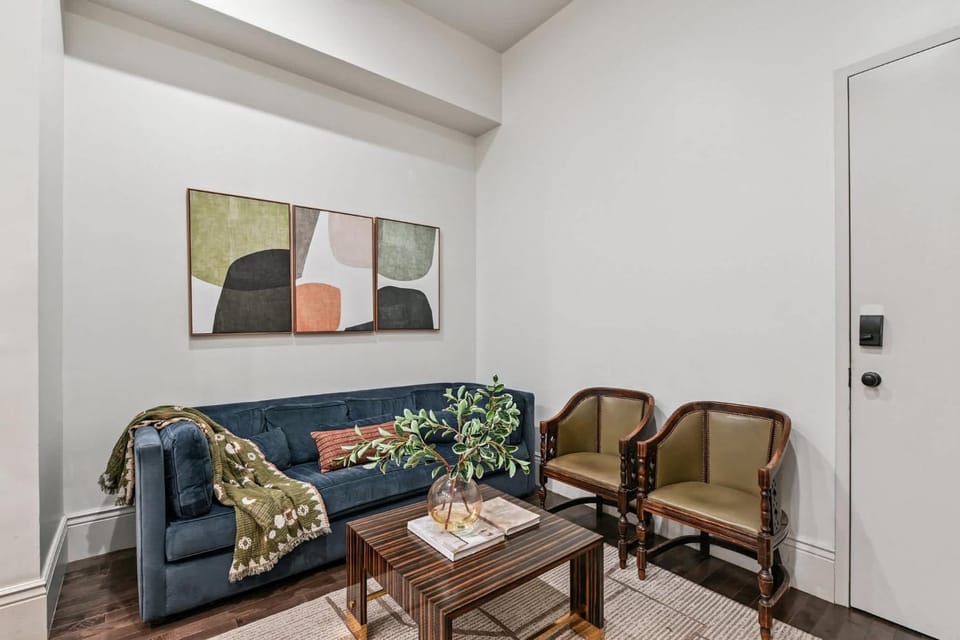 Elegant Renovated Escape Close to French Quarter Apartment in French Quarter