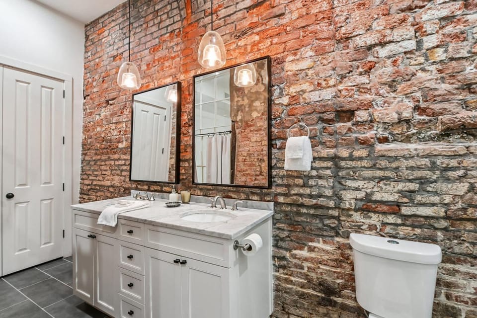 Sleek Historic Apartment in the CBD Apartment in French Quarter