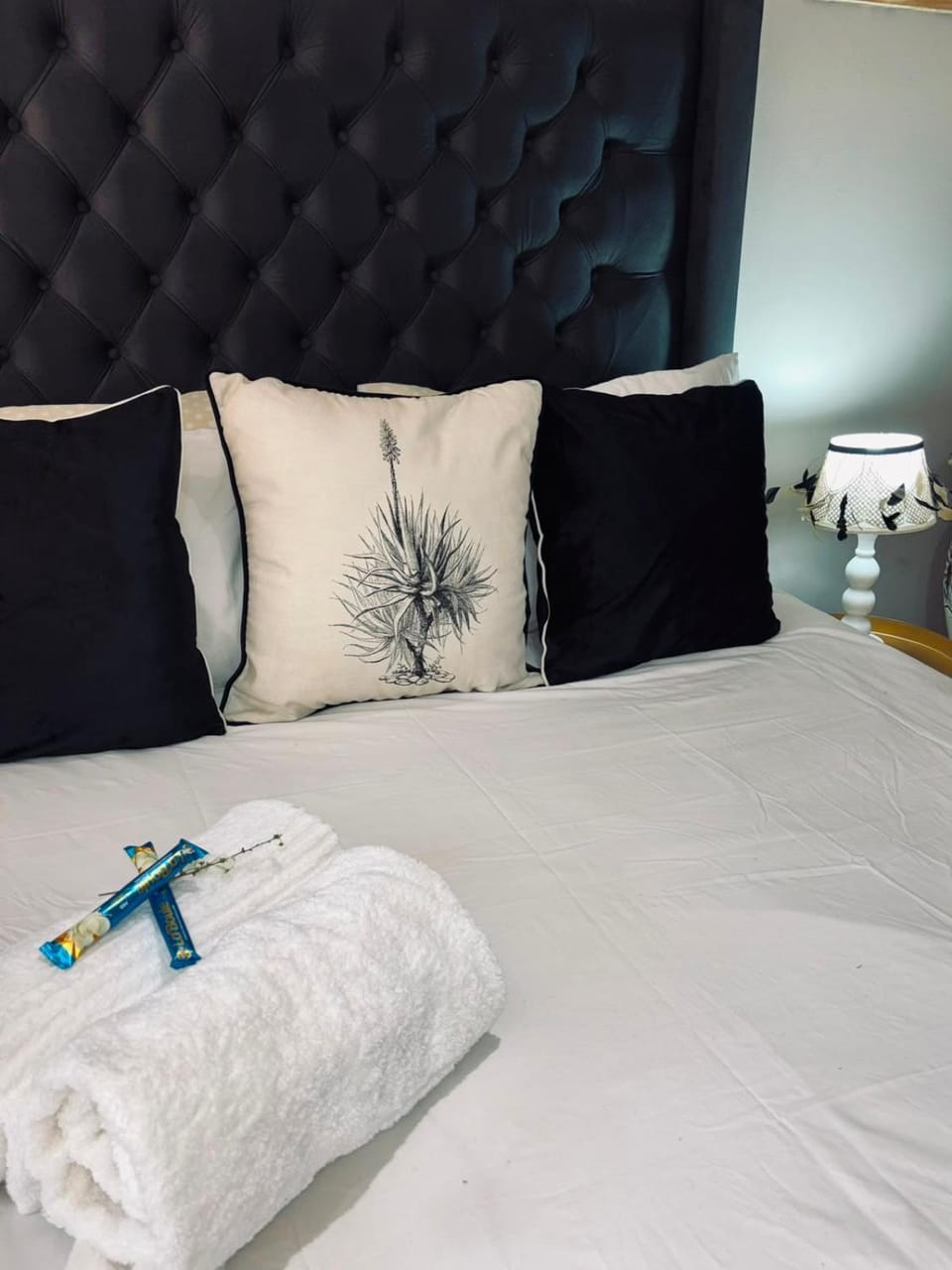 Bed, Bedroom, towels