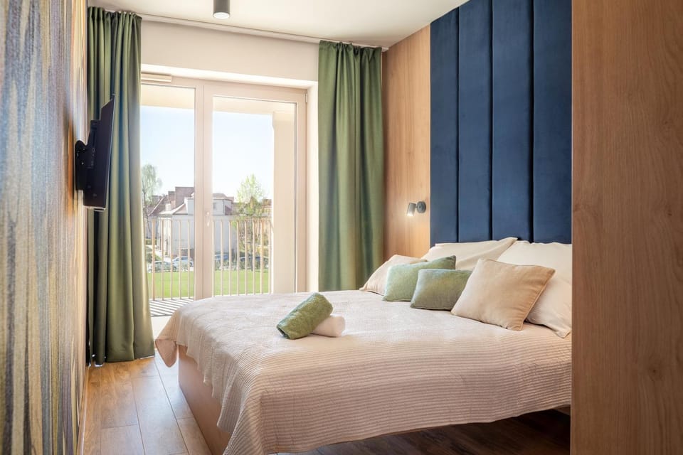 Bed, TV and multimedia, Bedroom