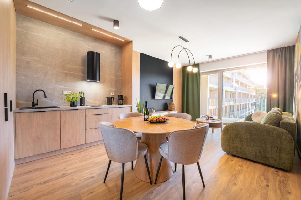 Kitchen or kitchenette, Living room, Seating area, Dining area