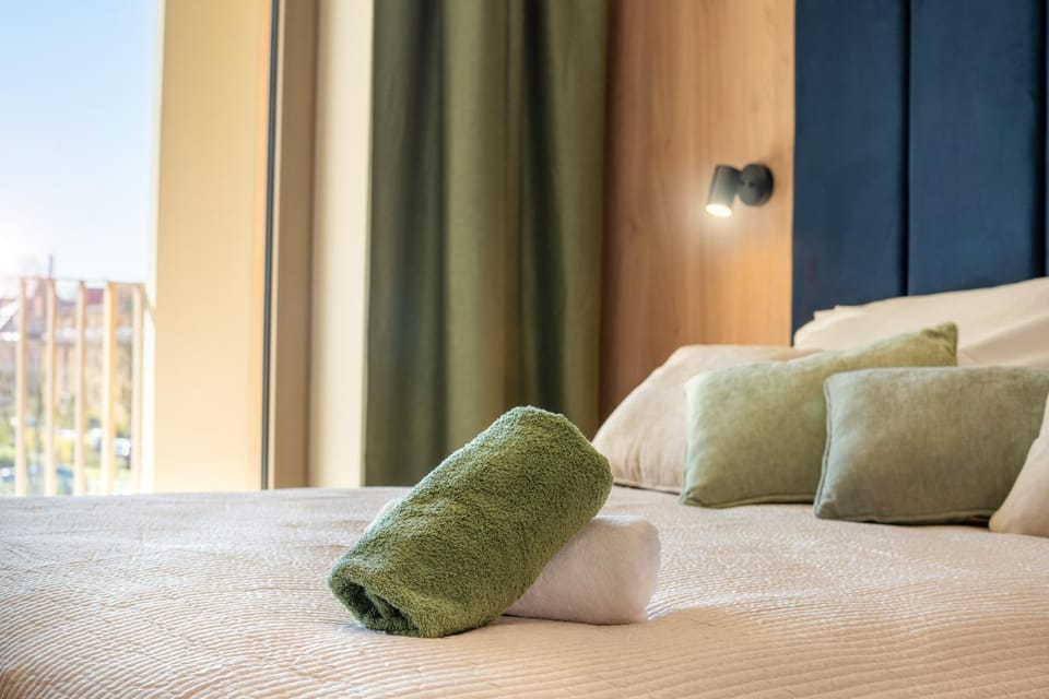 Bed, Bedroom, towels