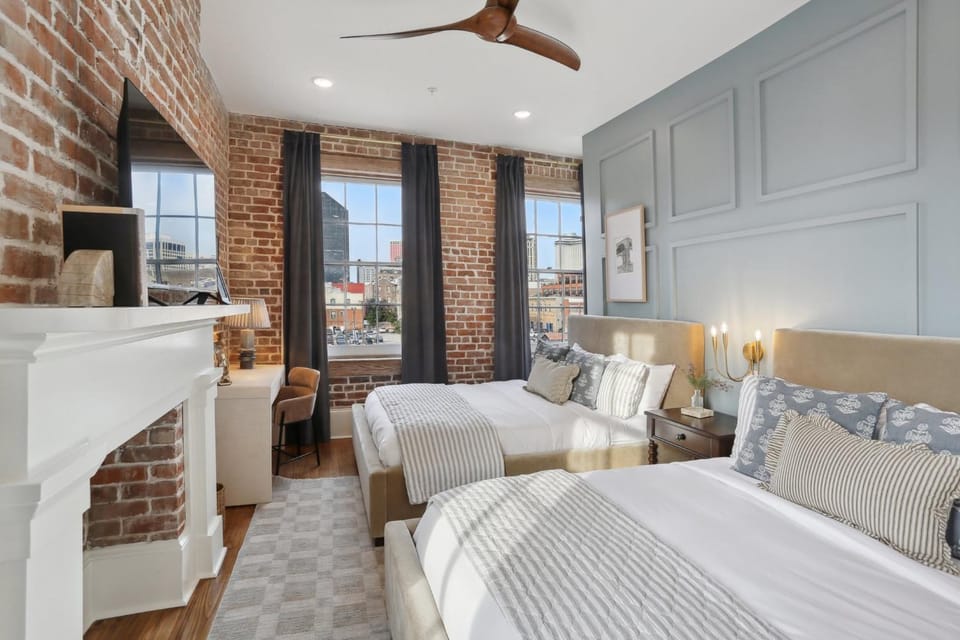 10 bed & 10 bath Luxury CBD Villa - Private Pool House in Warehouse District