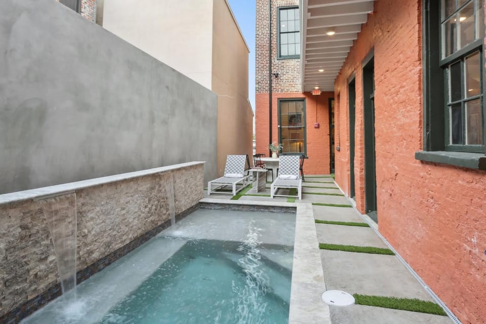 10 bed & 10 bath Luxury CBD Villa - Private Pool House in Warehouse District