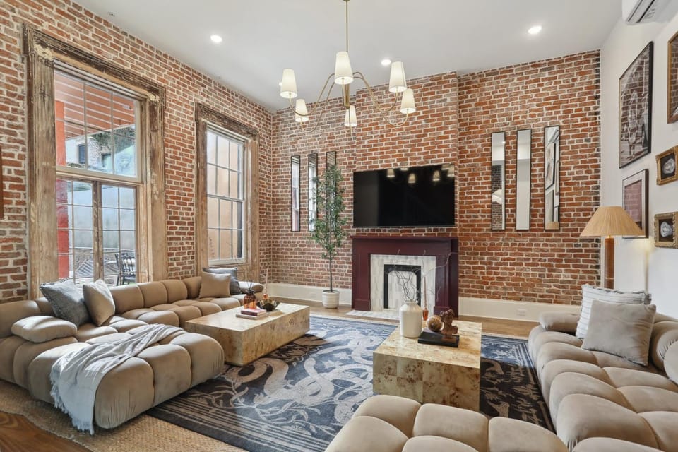 10 bed & 10 bath Luxury CBD Villa - Private Pool House in Warehouse District