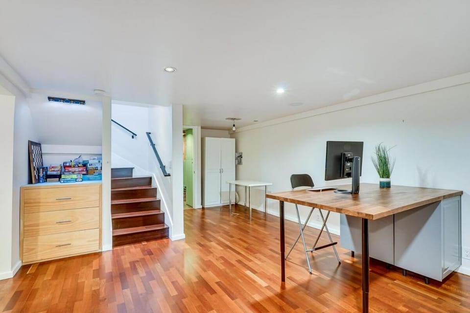 4 bd Home with Lake Views House in Seattle