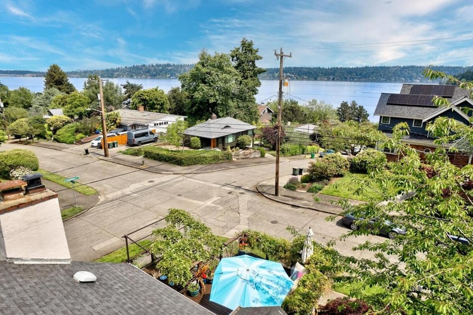 4 bd Home with Lake Views House in Seattle