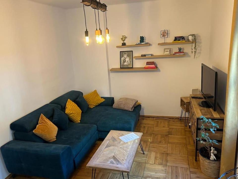 Bed, TV and multimedia, Living room