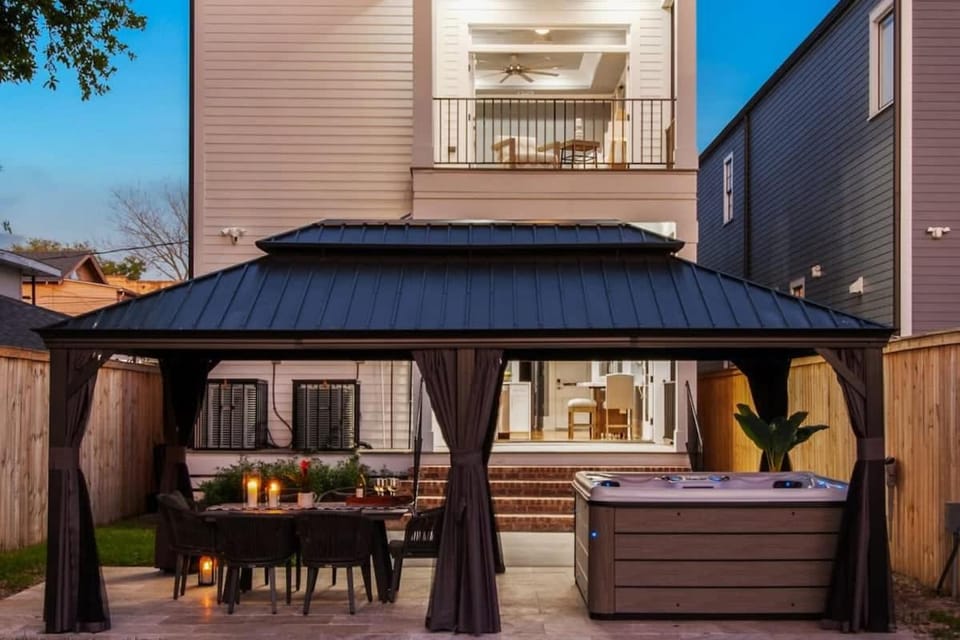 Stylish Modern Home with Hot Tub & Pergola House in New Orleans