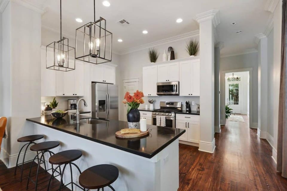Sunny Midcentury Luxury Home Near French Quarter House in Ninth Ward