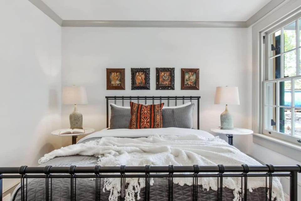 Historic CBD Townhomes with Courtyard House in Warehouse District