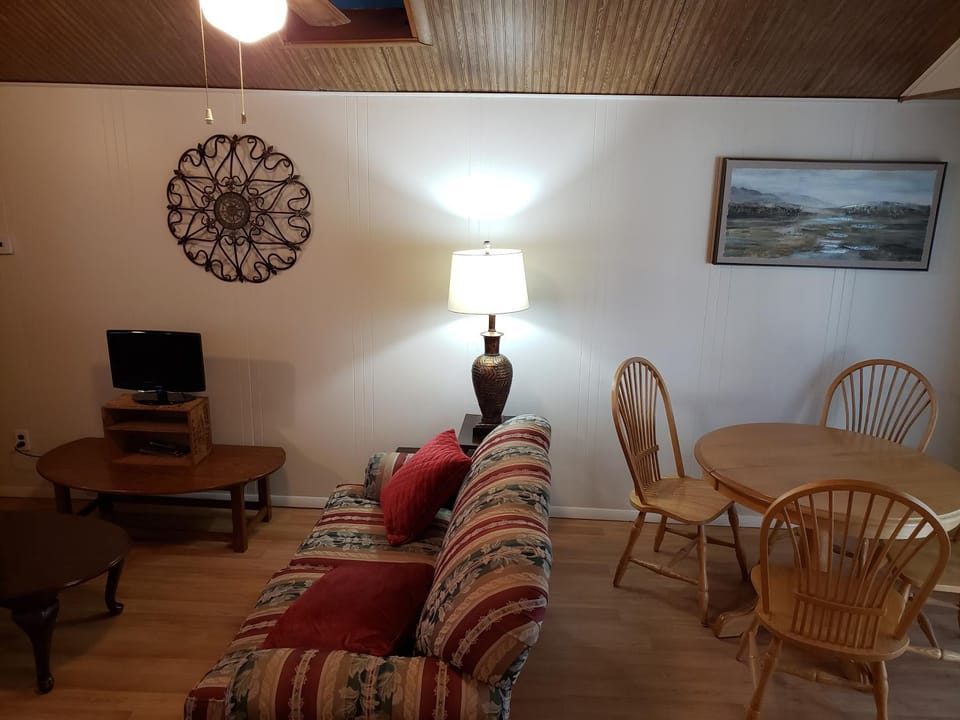 Quiet 500sf Private Cottage in Belmar Kids & Pets Apartment in Belmar