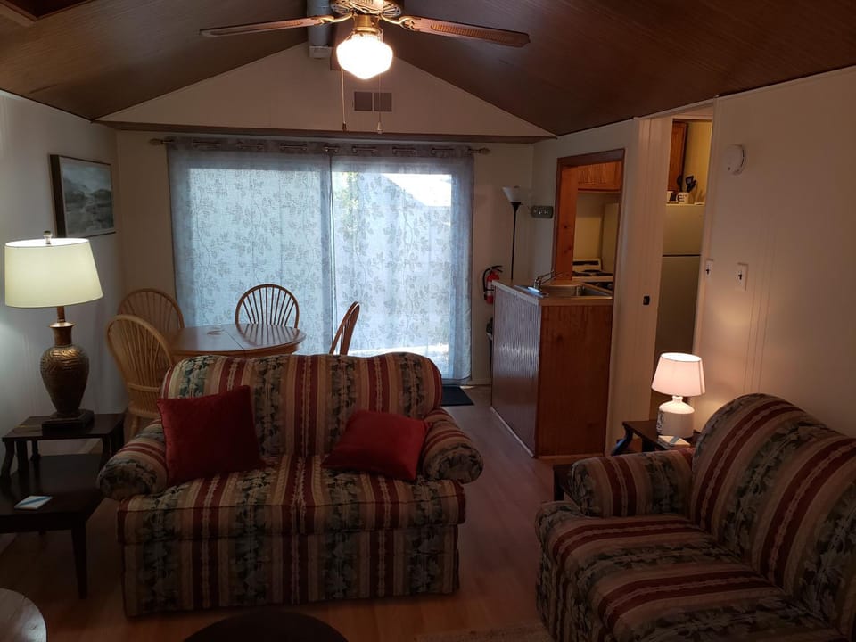 Quiet 500sf Private Cottage in Belmar Kids & Pets Apartment in Belmar