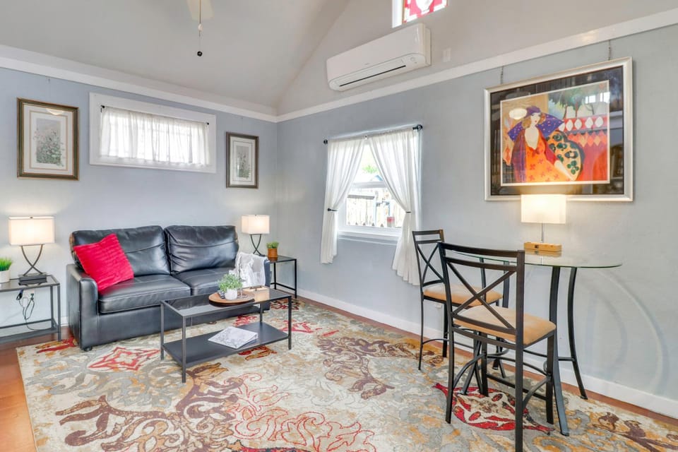 Walk to Downtown! ABQ Couple's Studio w/ Deck Apartment in Albuquerque
